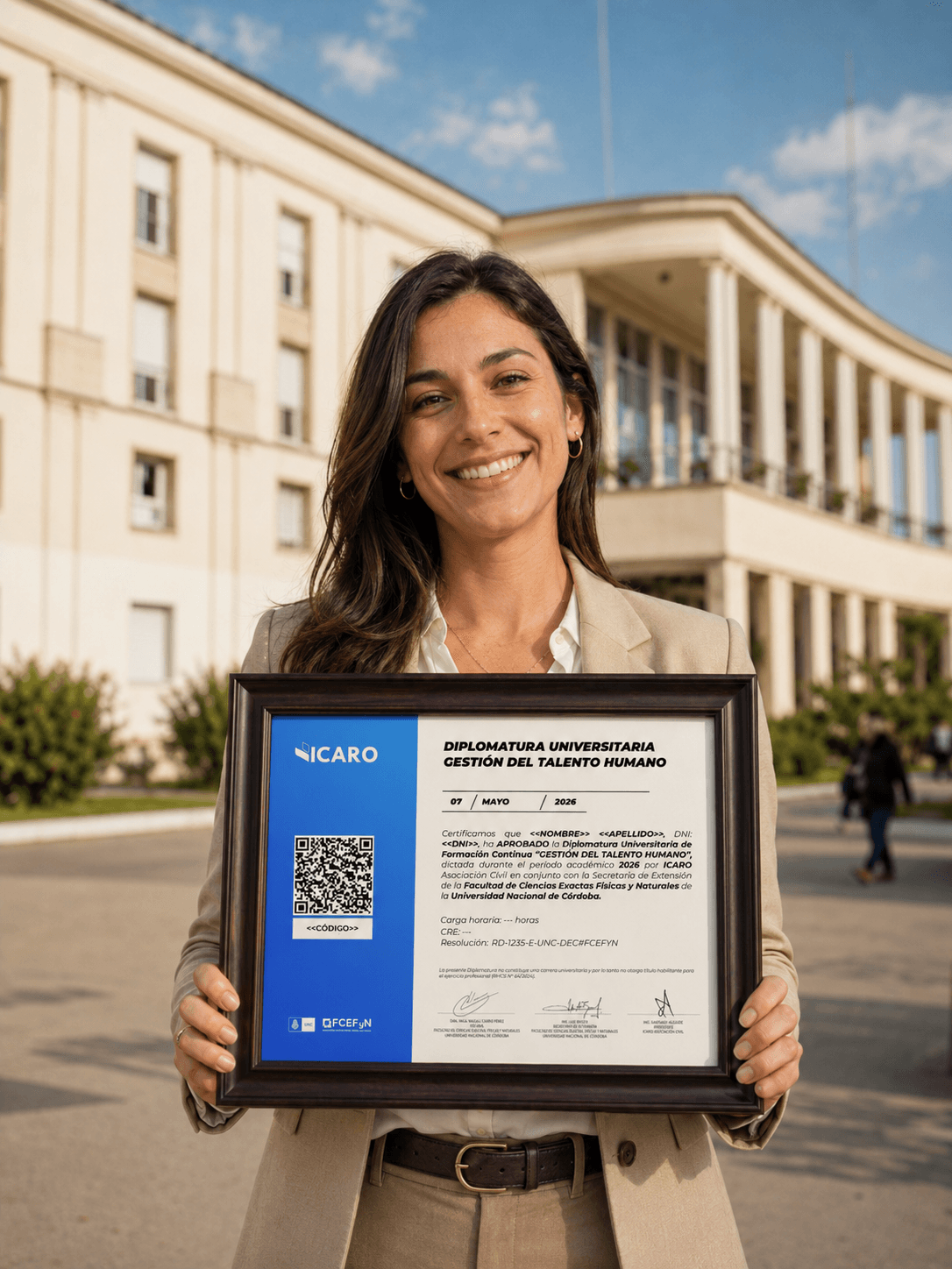 Egresada de ICARO con su diploma universitario frente a la Facultad de Ciencias Exactas, F&iacute;sicas y Naturales de la UNC
