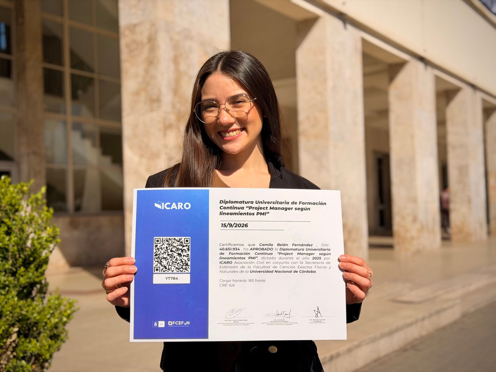 Diploma universitario de &Iacute;CARO firmado por la Universidad Nacional de C&oacute;rdoba, con su c&oacute;digo QR de verificaci&oacute;n