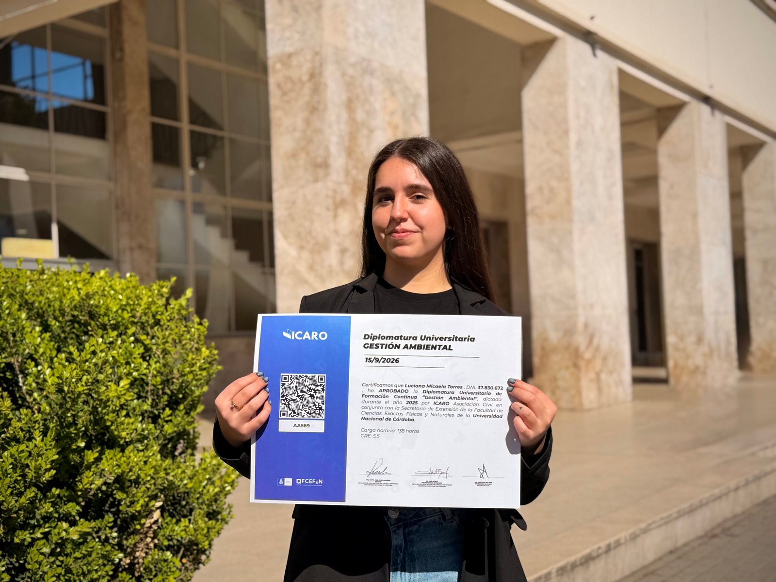 Egresada de ICARO con su diploma universitario frente a la Facultad de Ciencias Exactas, F&iacute;sicas y Naturales de la UNC